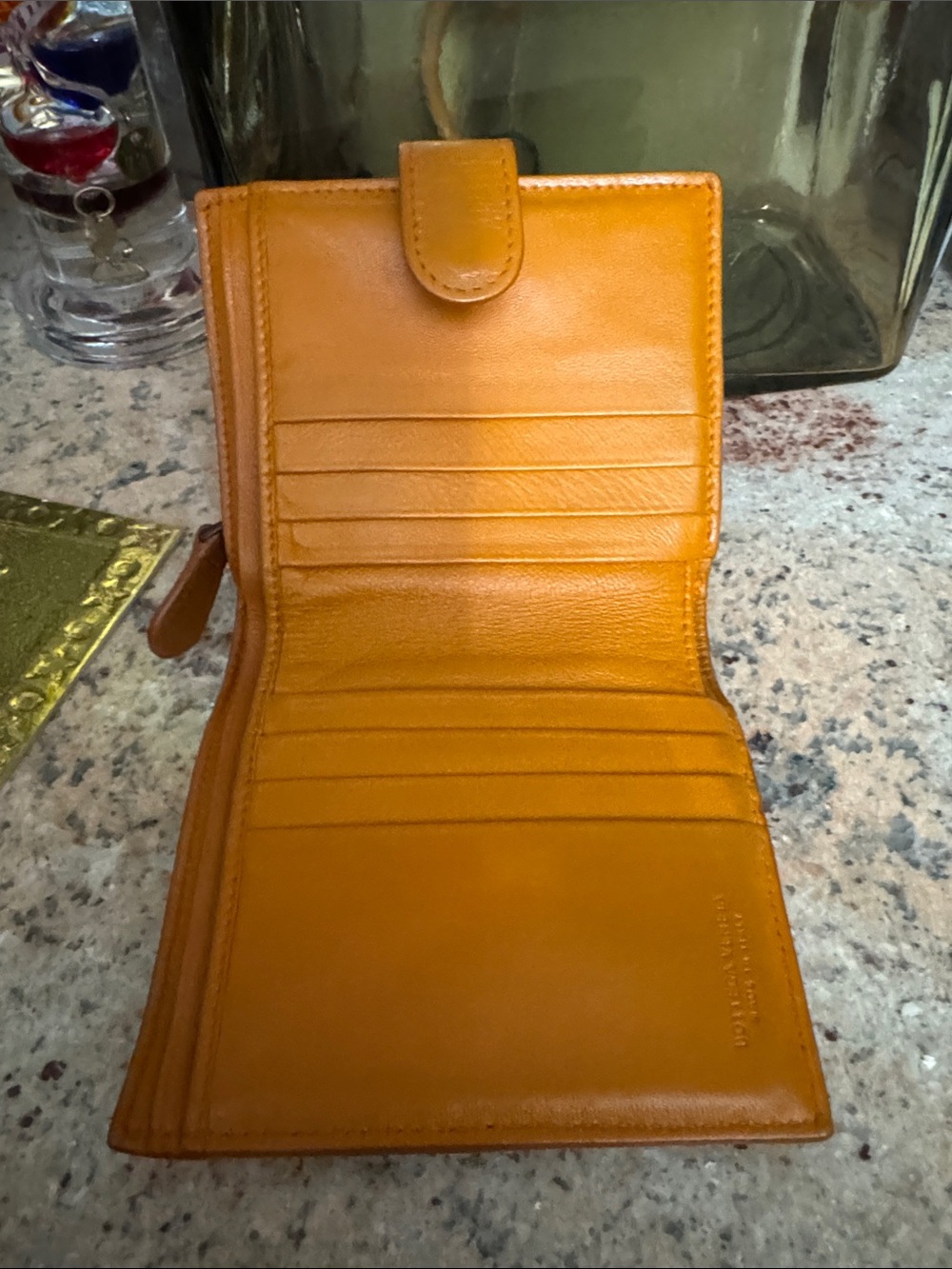 Bottega Veneta Woven Compact Wallet in Tan Leather. Leather lining. - Picture 7 of 7